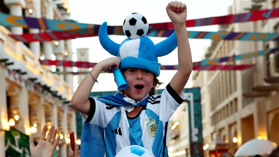 Ο μικρός Σάντι κλέβει την παράσταση ακόμη και από τον... Μέσι (video)