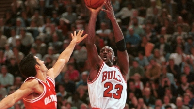 Ολυμπιακός εναντίον των Μπουλς του Μάικλ Τζόρνταν! Το ματς που δεν θα ξεχάσει κανείς