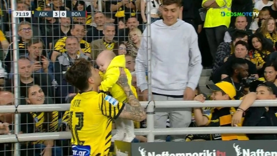 Χάρηκε... και ο μικρός Ρότα με το πρωτάθλημα της ΑΕΚ