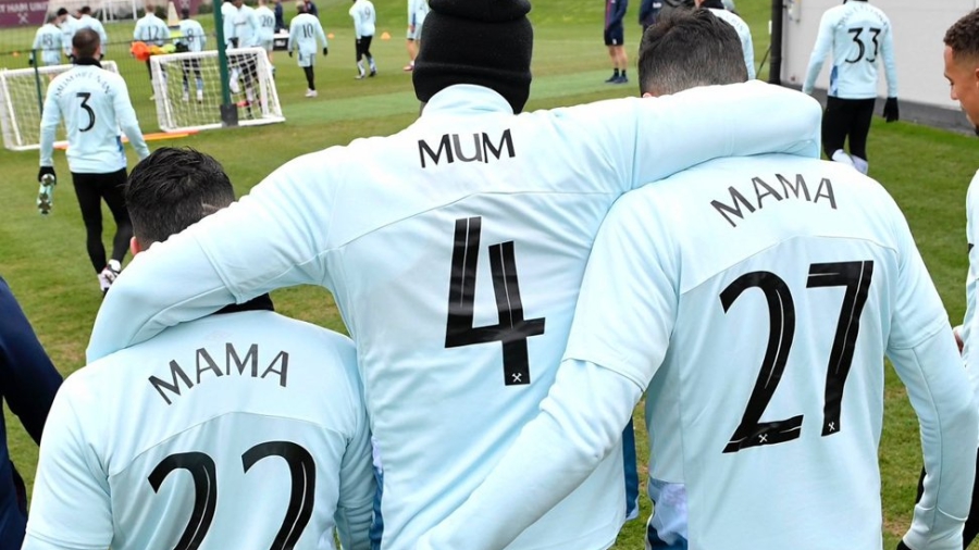 Γουέστ Χαμ: Οι παίκτες της ομάδας προπονήθηκαν φορώντας μπλούζες με γυναικεία ονόματα, γιορτάζοντας την Ημέρα της Γυναίκας!