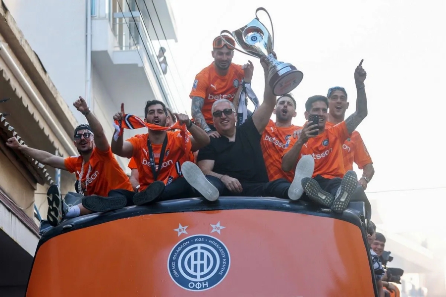 Πριμ δικαίωσης για όλους: «Είναι τρελός ο πρόεδρος!» - Ο Μπούσης... τα σκάει για την κατάκτηση του Κυπέλλου!