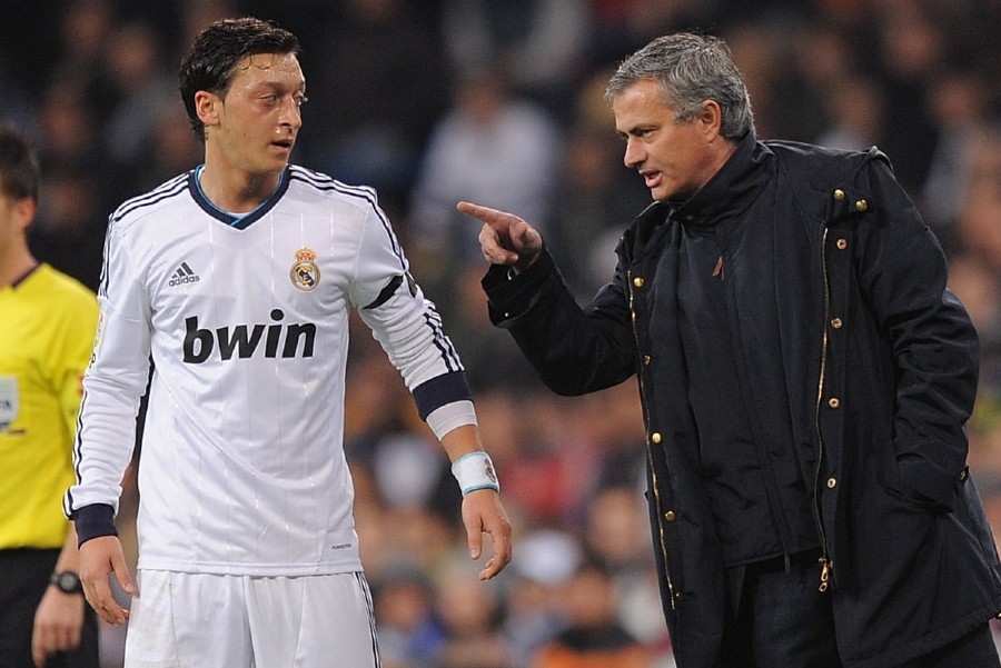 Πέρεθ: «Ο Μουρίνιο είπε στον Οζίλ πως η κοπέλα του έχει πάει με όλη την Ίντερ και την Μίλαν»