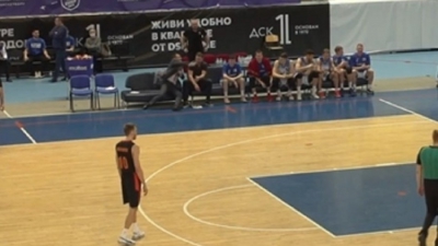 Προπονητής έριξε μπουνιά στον βοηθό του εν ώρα αγώνα (video)