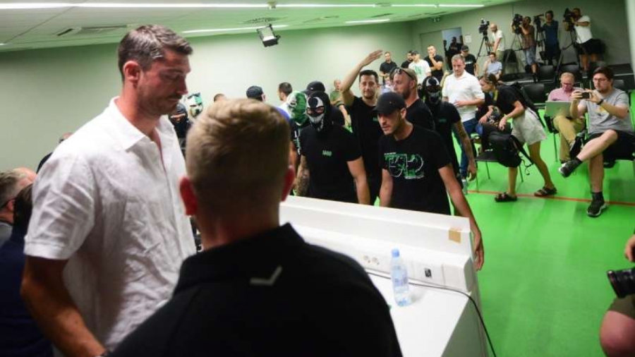 Ριέρα: Οργανωμένοι οπαδοί της Ολίμπια τον έδιωξαν από την παρουσίασή του!