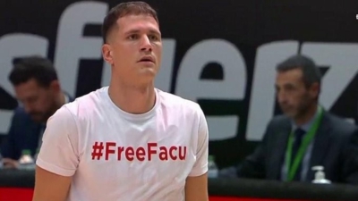 Ερυθρός Αστέρας: Μπλουζάκια #FreeFacu φόρεσαν οι συμπαίκτες του Καμπάτσο στο ζέσταμα! (video)