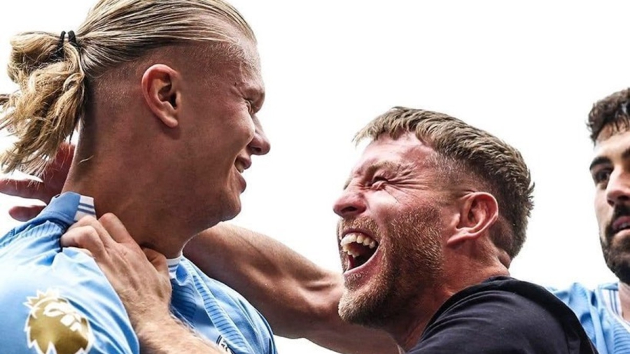 Ο οπαδός-μποξέρ που αγκάλιασε τον Χάαλαντ και έγινε viral, στο England365: «Το έκανα για τον γιο μου – Δεν έχω αποκλειστεί ακόμη από τα γήπεδα!»