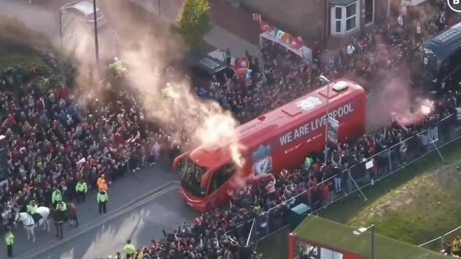 «Καυτή» υποδοχή από τους οπαδούς της Λίβερπουλ, για τους παίκτες του Κλοπ! (video)