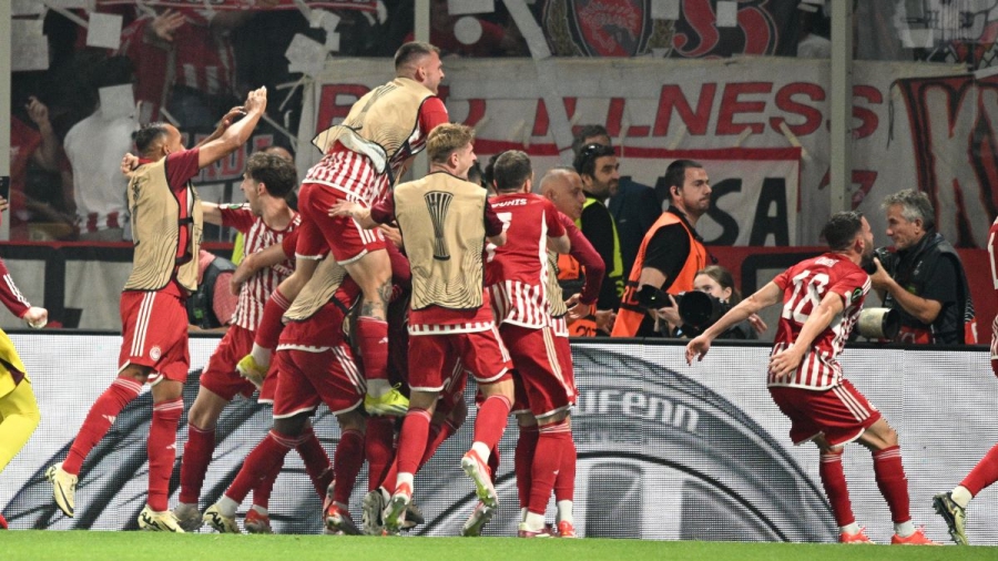 Το «ερυθρόλευκο πάρτι» ξεκινά: Η στιγμή που ο Ολυμπιακός κατακτά το Conference League! (video)