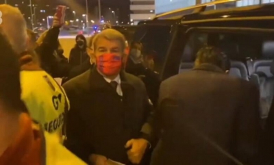 Μπαρτσελόνα: Οπαδοί των Καταλανών την… έπεσαν στον Λαπόρτα και τον αποκάλεσαν «κλέφτη» (video)