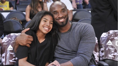 Άγαλμα για τον Κόμπι Μπράιαντ και την κόρη του έξω από το γήπεδο των Λέικερς