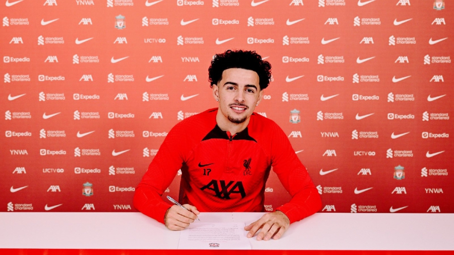 Πολυετές συμβόλαιο με τη Λίβερπουλ υπέγραψε ο Κέρτις Τζόουνς!