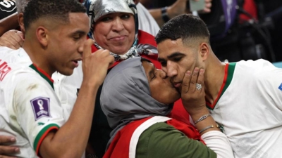 Μαρόκο: Το «εμβληματικό» φιλί της μητέρας του Χακίμι έγινε... γκράφιτι στη Βαρκελώνη!