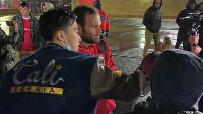 Κάθισε μέσα στην βροχή και μοίρασε αυτόγραφα ο Μάτα!