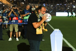 Ο Μάριος Ηλιόπουλος φίλησε την μπάλα του Champions League πριν τη σέντρα!