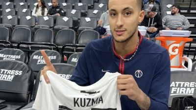 ΟΦΗ: Ποζάρει με φανέλα των Κρητικών ο Κάιλ Κούζμα!