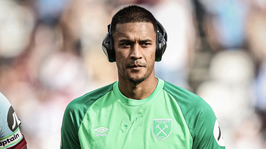 Συγκίνησε ο Αρεολά: Φόρεσε ακουστικά ακύρωσης θορύβου, για να νιώσει άνετα παιδί με αυτισμό!