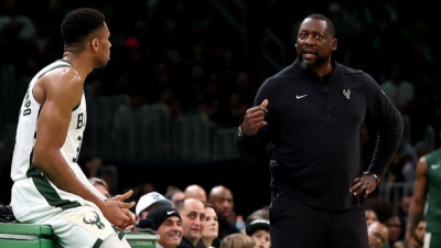 Νεύρα του Αντετοκούνμπο με τον κόουτς των Μπακς, αρνήθηκε να εξηγήσει τι έγινε! (video)