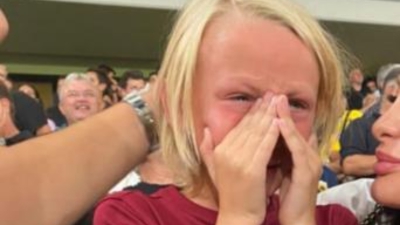 Ξέσπασε σε λυγμούς ο γιος του Βίντα μετά το γκολ του πατέρα του! (video)