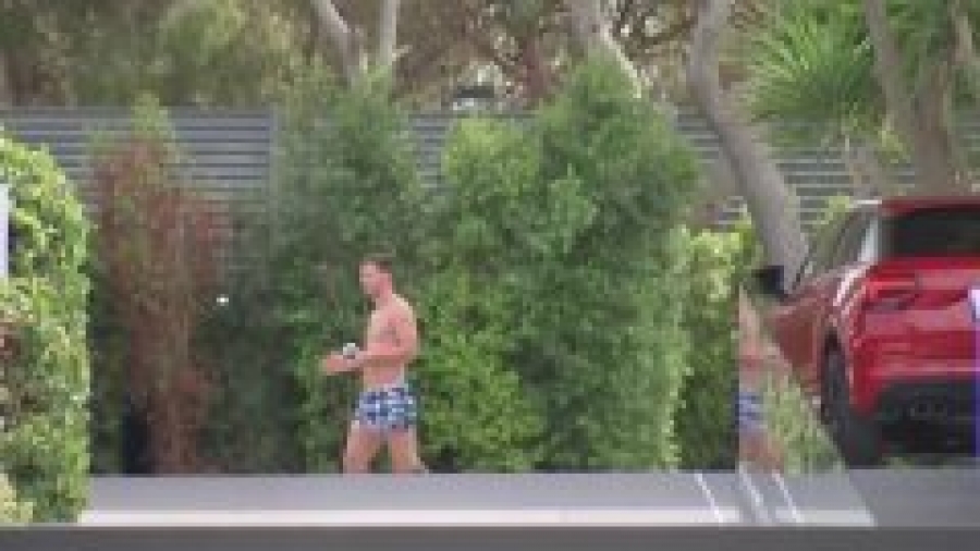 Μέσι – Παρί: Βολτάρει με το μαγιό του στο σπίτι του στη Βαρκελώνη! (video)