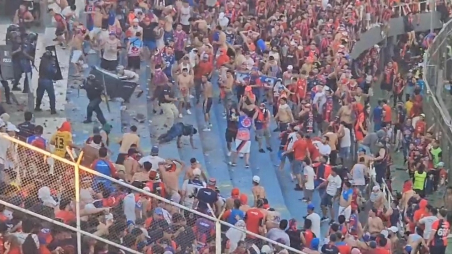 Ξύλο και των γονέων στην Παραγουάη με οπαδούς να παίρνουν στο κυνήγι αστυνομικούς! (vid)