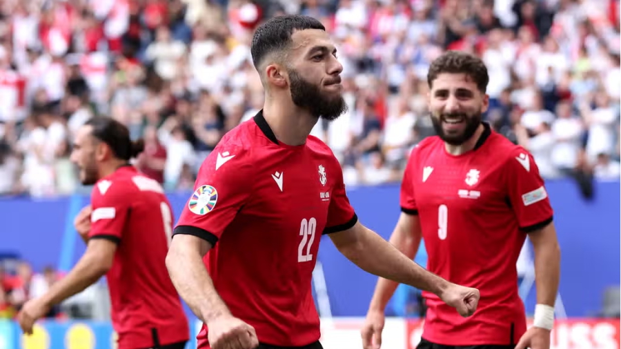 Ζορζ Μικαουτάτζε: Πρώτος σκόρερ των ομίλων, κόντρα στα προγνωστικά και η… τρελή απόδοση εάν παραμείνει στην «κορυφή»! (video)