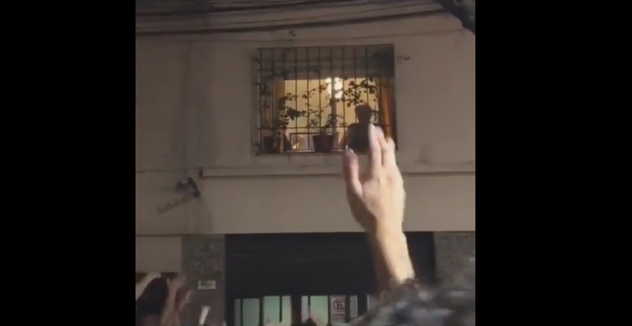 Επίθεση... αγάπης με συνθήματα για τη γιαγιά του Μέσι, από χιλιάδες Αργεντίνους! (video)