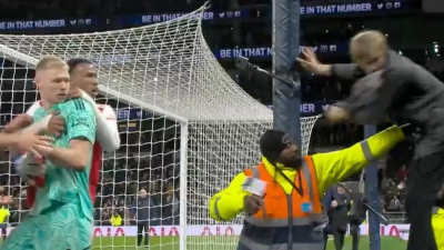 «Σύρραξη» στο φινάλε του ντέρμπι: Οπαδός κλώτσησε τον Ράμσντεϊλ! (video)