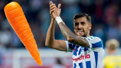 Ποδοσφαιριστής «χτυπήθηκε» από ένα καρότο!