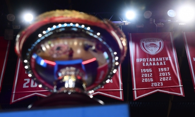 Η φιέστα τίτλου του νταμπλούχου Ολυμπιακού από το ΣΕΦ (live)