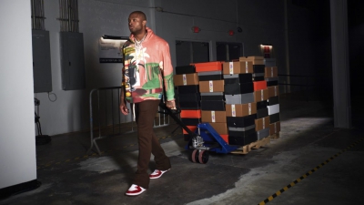 Πι Τζέι Τάκερ: Ο «βασιλιάς» των παπουτσιών βγάζει στο σφυρί 100 ζευγάρια για καλό σκοπό