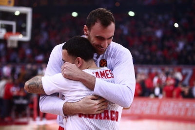 Ολυμπιακός: Ανάμεικτα τα συναισθήματα για τον Μάικ Τζέιμς, αλλά υπερίσχυσαν τα χειροκροτήματα! (video)