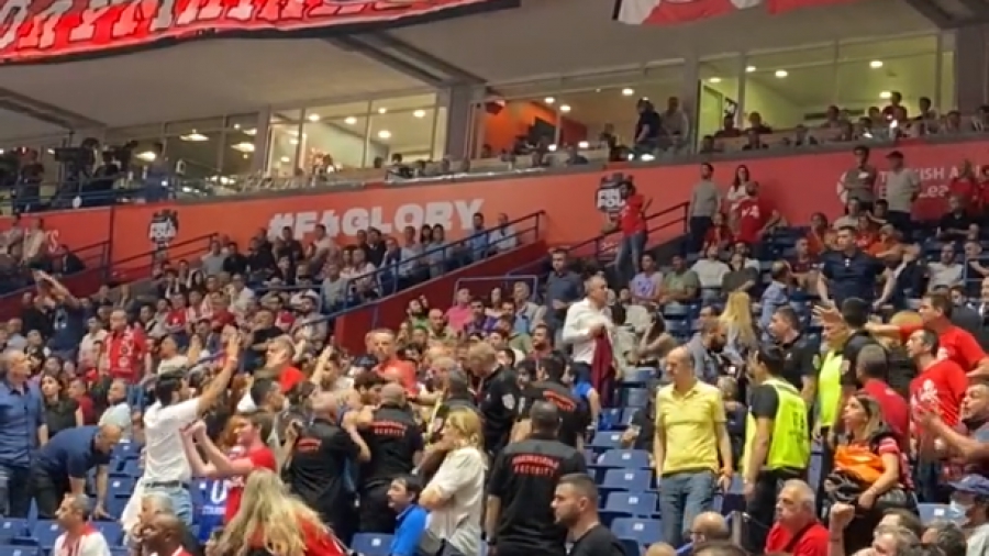 Μικρή αναστάτωση ανάμεσα σε Έλληνες και Τούρκους οπαδούς στη Σταρκ Αρένα! (video)