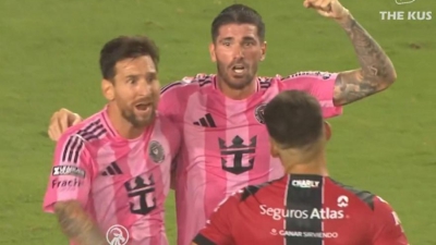 Ο Μέσι πανηγύρισε έξαλλα μπροστά σε αντίπαλο και στη συνέχεια ζήτησε συγνώμη με δώρο την φανέλα του! (vid)