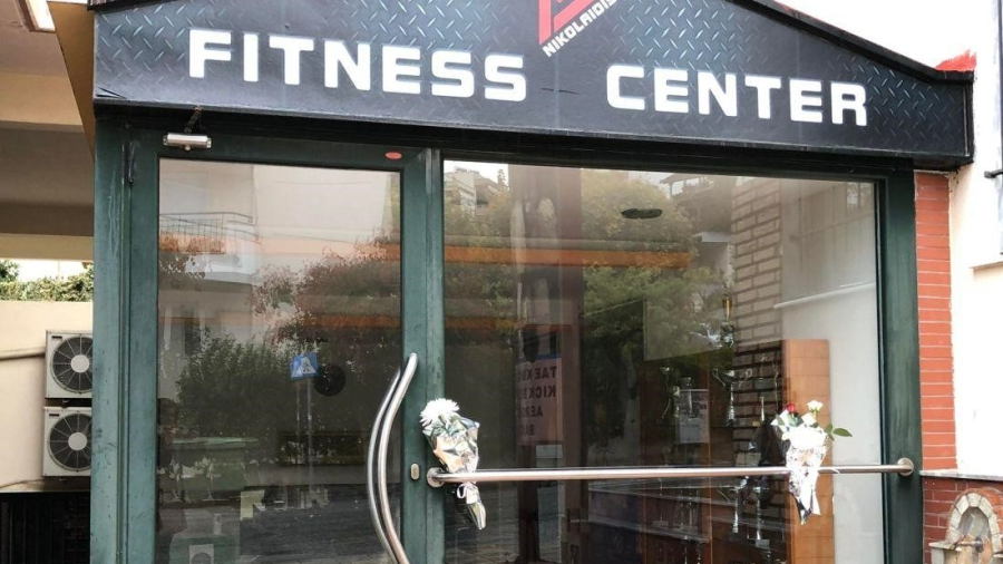 Συγκινητικές στιγμές με κόσμο να αφήνει λουλούδια έξω από το γυμναστήριο του Νικολαΐδη (video)