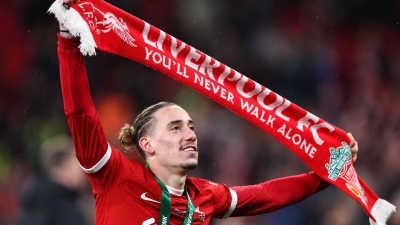 «Τρέλα» Τσιμίκα με το League Cup, αγκαλιά με την κούπα και… δίψα για τίτλους!