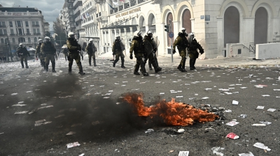 Αμαύρωσαν το συλλαλητήριο, σοβαρά επεισόδια στο Σύνταγμα (vid)