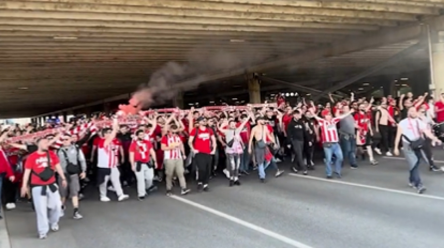 Ολυμπιακός: «Κόκκινη στρατιά» κατέκλυσε το Κάουνας και κίνησε για το γήπεδο (video)
