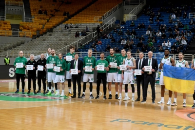 Με σημαία της Ουκρανίας οι παίκτες της Ζαλγκίρις πριν το τζάμπολ στο ΟΑΚΑ (video)
