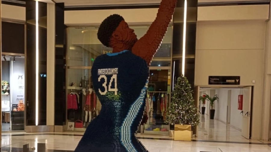 Ο Αντετοκούνμπο έγινε... LEGO, σε φυσικό μέγεθος και χρειάστηκαν 34.852 τουβλάκια! (video)