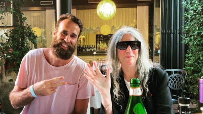 Ο Τζίτζι Ντατόμε έπαιξε κιθάρα σε συναυλία της Πάτι Σμιθ (video)