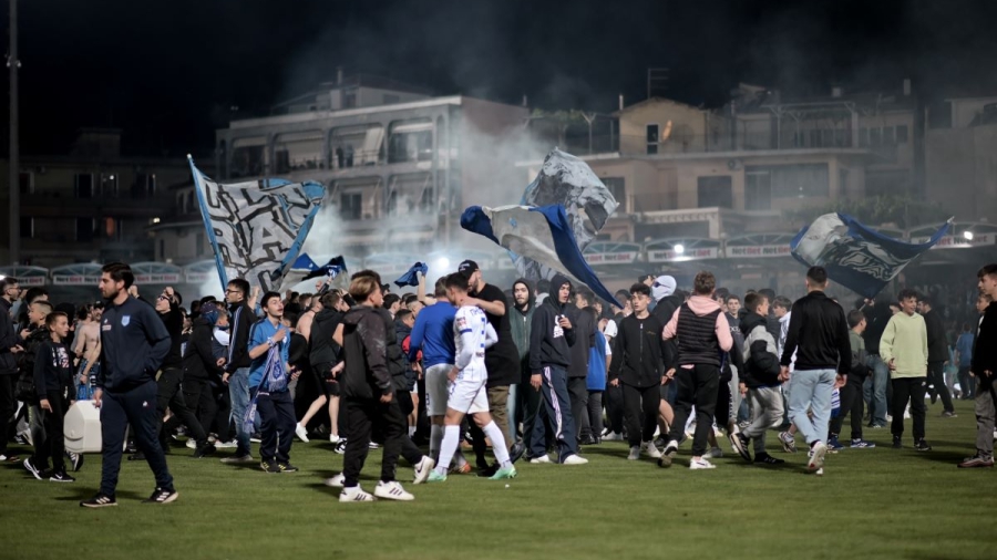 ΠΑΣ Γιάννινα: «Ντου» και πάρτι των οπαδών στον αγωνιστικό χώρο μετά τη νίκη!