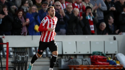 Το ποδόσφαιρο… πανηγυρίζει: Ο Έρικσεν επιστρέφει με την φανέλα της Μπρέντφορντ στο 52ο λεπτό και αποθεώνεται! (video)