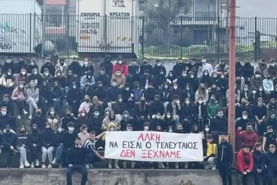 Θεσσαλονίκη: Ο Κλεομένης κρατούσε το πανό για τον Άλκη ως μαθητής στο Γυμνάσιο Συκεών – Τι δήλωσε ο καθηγητής του