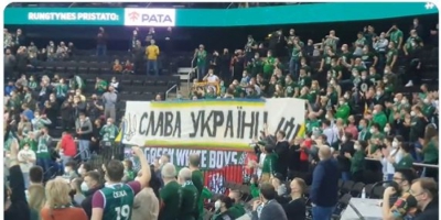 Συνθήματα κατά του Πούτιν και υπέρ της Ουκρανίας από τους φίλους της Ζαλγκίρις (video)