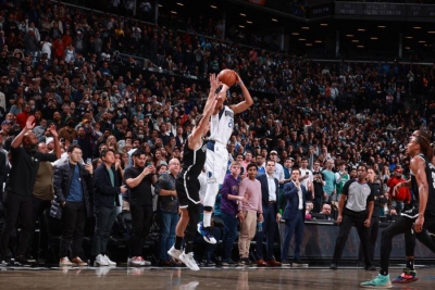 NBA: Χορταστικό Τop 10 με Γιάννη Αντετοκούνμπο και clutch Ντίνγουιντι (video)