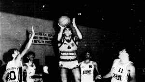 Πώς ο Άρης του Γκάλη και του Γιαννάκη γλίτωσε στο θρίλερ της Πάτρας, που βοήθησε στην τηλεοπτική απογείωση του μπάσκετ! (video)