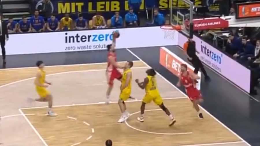 Άλμπα – Ολυμπιακός: Ο Παπανικολάου… ίπταται και προσγειώνεται στο καλάθι με τρομερό κάρφωμα! (video)