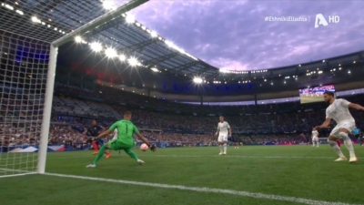 Γαλλία - Ελλάδα 0-0: Τρομερή επέμβαση του Βλαχοδήμου, ένα λεπτό πριν τη λήξη του ημιχρόνου! (video)