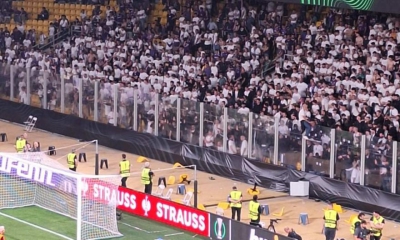 Δεκάδες σπασμένα καρεκλάκια στην OPAP Arena, από τους οπαδούς της Φιορεντίνα, μετά τον «θρίαμβο» του Ολυμπιακού