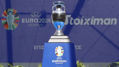 Η Stoiximan «έφερε» το τρόπαιο του EURO στην Ελλάδα και το BN Sports το... συνάντησε στο Ζάππειο!